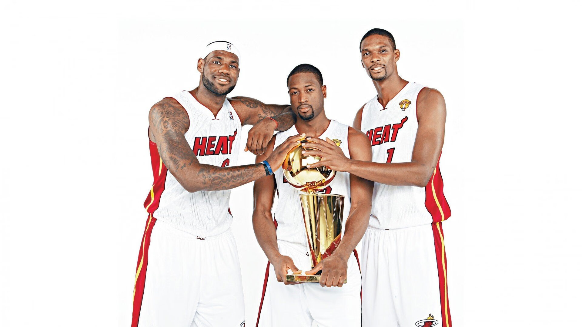 “快艇冲浪：东三叉湖赛场迎来最燃的水上竞速”